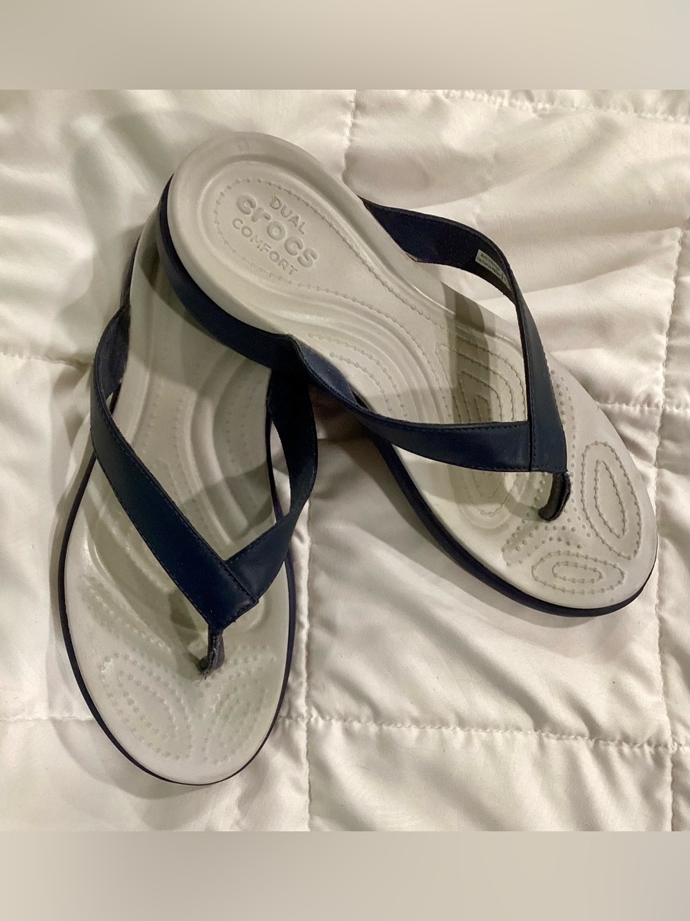 CROCS Women’s Size 8 Navy and Gray Capri V Flip Flops-Discontinued-EUC